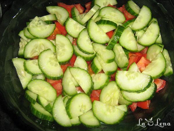 Salată cu roșii, castraveți, porumb și brânză - Pas 4