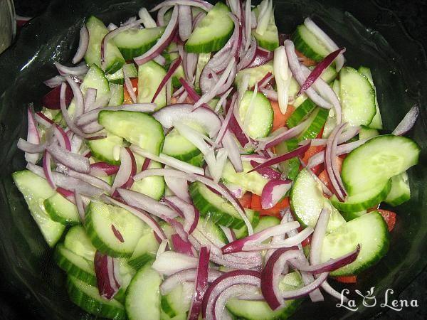 Salată cu roșii, castraveți, porumb și brânză - Pas 5
