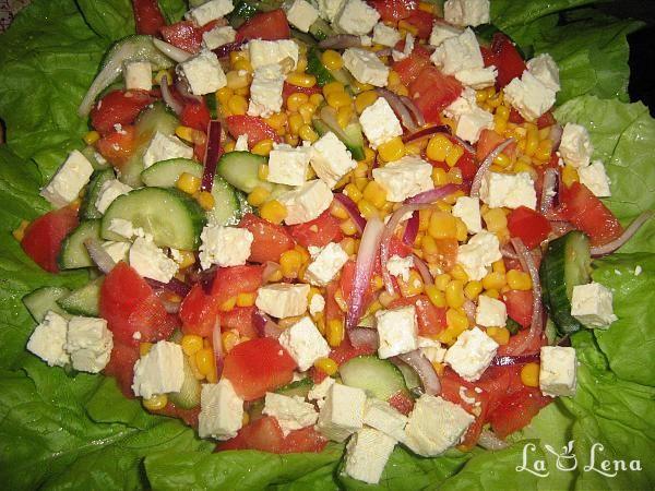 Salată cu roșii, castraveți, porumb și brânză - Pas 6