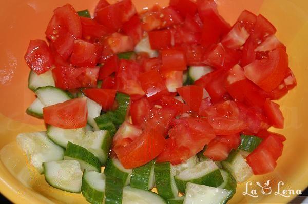 Salata cu somon afumat, rosii si castraveti - Pas 1