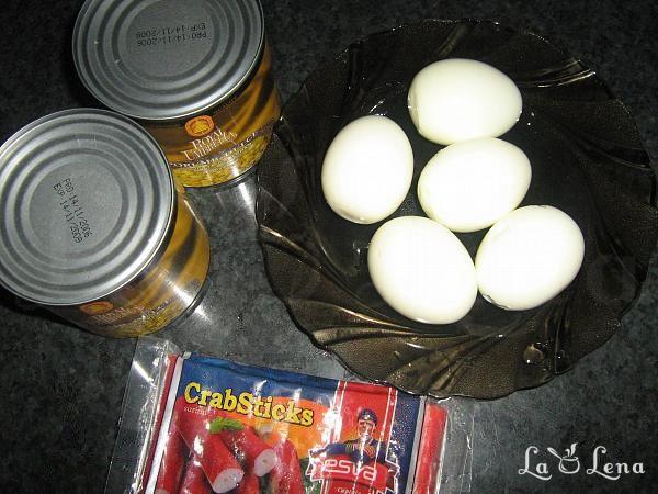 Salată cu surimi și porumb - Pas 1