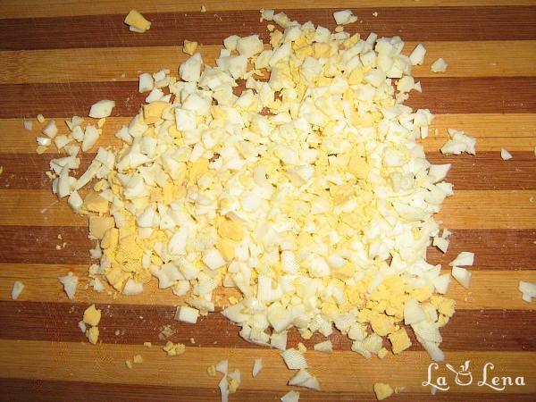 Salată cu surimi și porumb - Pas 2