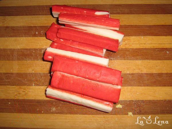Salată cu surimi și porumb - Pas 3