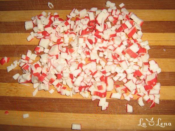 Salată cu surimi și porumb - Pas 4