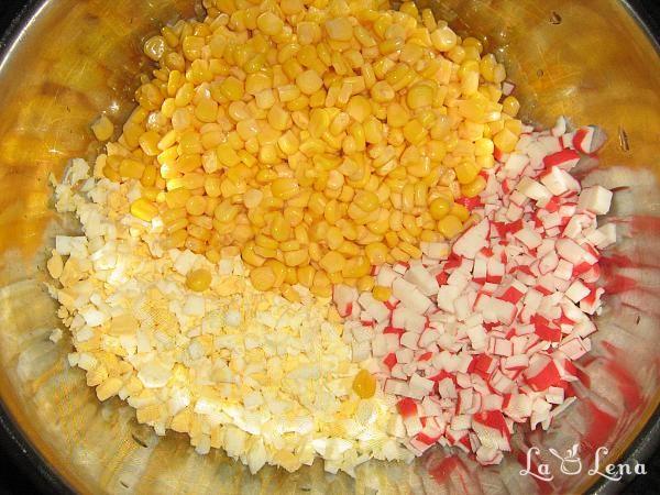Salată cu surimi și porumb - Pas 5