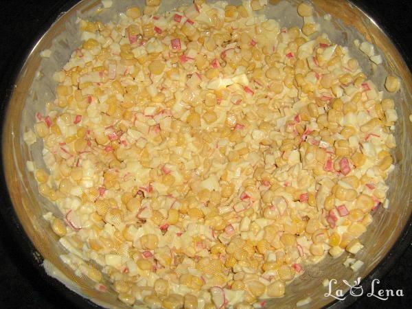 Salată cu surimi și porumb - Pas 6