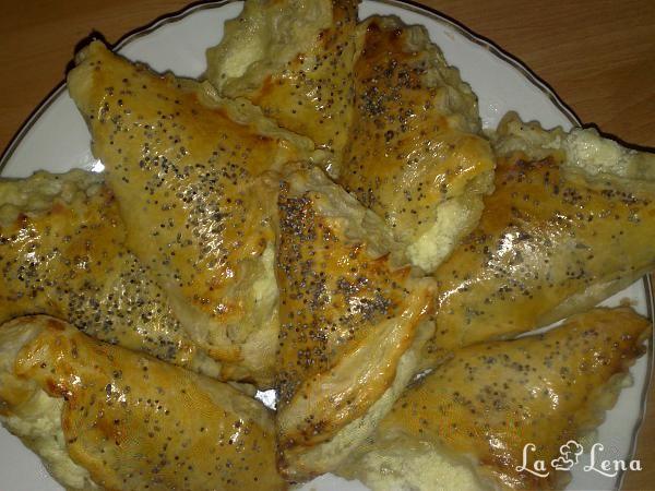 Triunghiuri cu brânză din foietaj